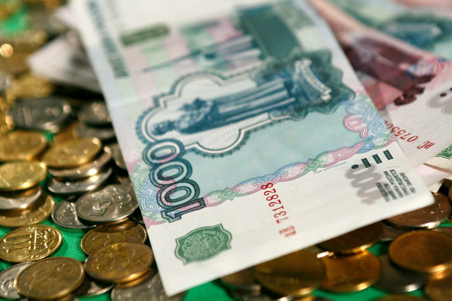 Курс рубля на момент 12 нобря 2018 потерял в цене, курс на 13 нобря 2018 года составит 67 рублей и 52 копейки. Доллар продолжает укрепляться.