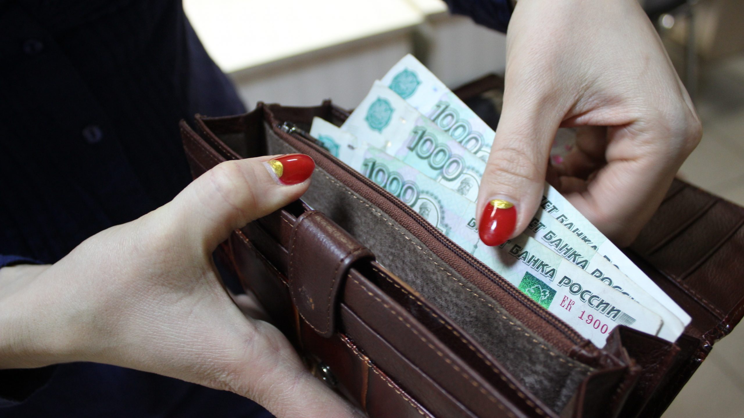 Средняя зарплата в Москве увеличится на 13 тысяч рублей к 2021 году и составит 82 тысячи рублей. В Санкт-Петербурге зарплата вырастет на 13 369 рублей.