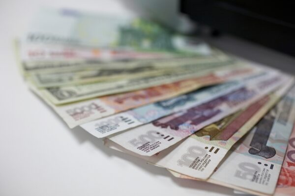 Детекторы банкнот для проверки денег на выезде и в уличной торговле