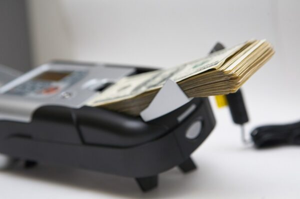 Компактный и удобный детектор банкнот PRO NC 1300 для проверки денег на подлинность и подсчета наличности